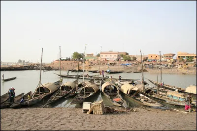 Mopti, 120 000 habitants, est une ville d'...