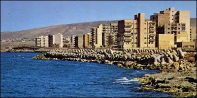 Derna, 100 000 habitants, est une ville d'...