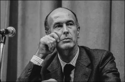 Quel parti politique fonde-t-il et préside-t-il ?