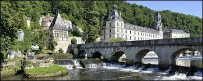 Nous partons maintenant en Nouvelle-Aquitaine, &agrave; Brant&ocirc;me. Surnomm&eacute;e la "Venise du P&eacute;rigord", travers&eacute;e par la Dronne, elle se situe dans le d&eacute;partement ...