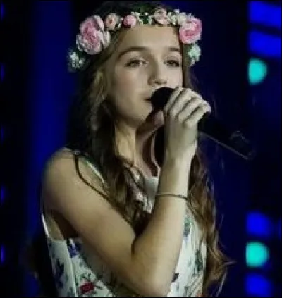 Au concert de son groupe, quelle chanson a-t-elle chantée en solo ?