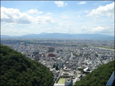 Gifu, 400 000 habitants, est une ville d'...