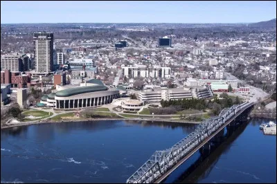 Gatineau, 280 000 habitants, est une ville d'...