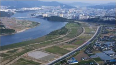 Gumi, 370 000 habitants, est une ville d'...