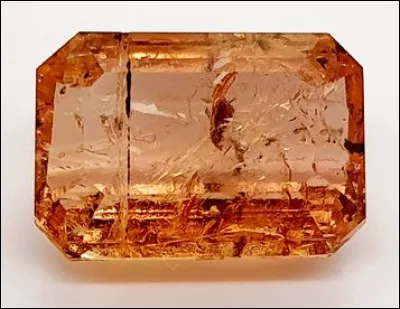 Minéralogie : Quel est ce minéral dont la composition chimique est Al2SiO4(F, OH)2 pouvant contenir des traces de fer, chrome ? C'est aussi le nom d'un film des années 30.