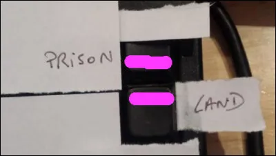 "Les deux petites S(h)éries attendent leurs parents à l'accueil, merci !"