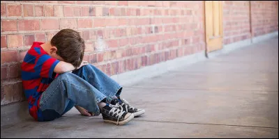 &Agrave; l'&eacute;cole, tu vois un &eacute;l&egrave;ve qui n'a pas d'amis tout seul sur le banc de la cour. Que fais-tu ?