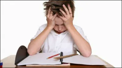 Tu es en classe et tu remarques que ton/ta voisin(e) de table n'a pas fait ses devoirs. Il/elle te supplie de ne pas le dire au professeur. Que fais-tu ?