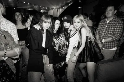 Billie Eilish connaît bien une fille du groupe. Laquelle ?