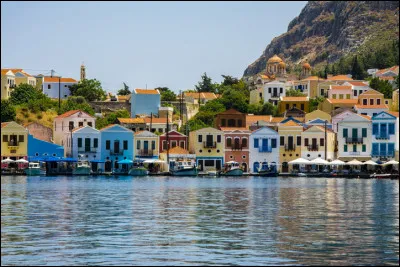 Quel metteur en scène a réalisé le long-métrage "Les Dents de la mer" ?