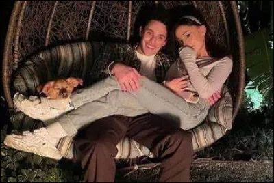 Dalton portait un costume {...}.