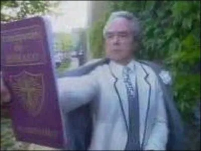 RAP TOUT Sur tout c'qui bouge, sur tes clopes et sur ton rouge, sur tes cachets d'aspirine ...