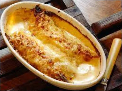 La ficelle picarde est une cr&ecirc;pe fourr&eacute;e au jambon avec des champignons, le tout recouvert de fromage.