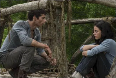 Quand elle rentre dans le Labyrinthe, qu'est-ce qui est marqué, en anglais, sur le papier qu'elle tient dans sa main ?