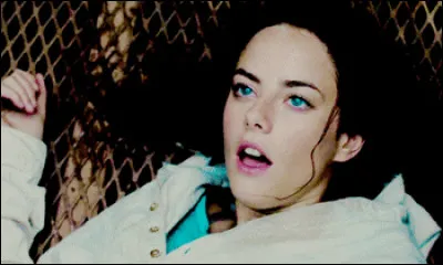 Quelle est la première chose qu'elle prononce en se réveillant, puis en se réévanouissant ensuite ?