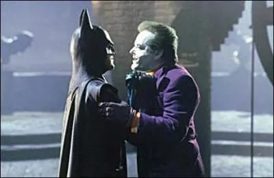 Alors qu'il s'appreter  s'enfuire en hlicoptre, le Joker se retrouve accroch  :