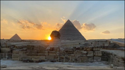Événement extraordinaire, probablement calculé par les anciens Égyptiens où le soleil se couche sur l'épaule droite du Sphinx. Combien de fois par an peut-on observer ce phénomène ?