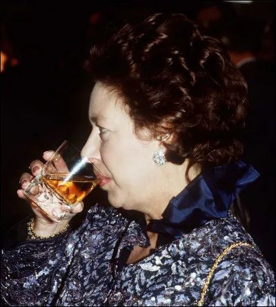 En plus de l'alcoolisme, pour quelle raison connait-elle de nombreux ennuis de santé ?