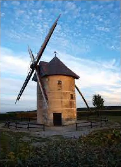 Nous sommes à Migé, en Bourgogne-Franche-Comté, devant le moulin à vent Dautin. Commune de l'arrondissement d'Auxerre, elle se situe dans le département ...