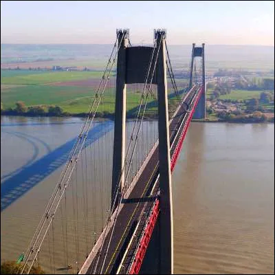 Quel objet m&eacute;nager est parfois appel&eacute; tancarville en raison de sa ressemblance avec le pont de la ville du m&ecirc;me nom ?