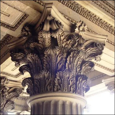 Quel ordre architectural, caract&eacute;ris&eacute; par un chapiteau &eacute;vas&eacute; et une d&eacute;coration v&eacute;g&eacute;tale, correspond au Panth&eacute;on de Rome et &agrave; l�&eacute;glise de la Madeleine de Paris ?