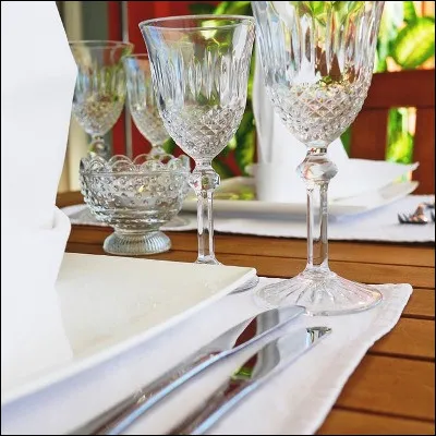 Quelle commune du Pas-de-Calais abrite le premier producteur mondial de verrerie de table ?