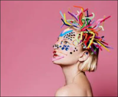 Durant quelles années Sia débute-t-elle dans le groupe "Crisp" ?