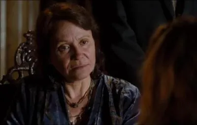 Combien demande la mdium pour s'occuper de Christine ?