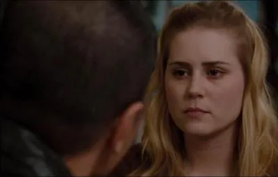 Rham Jas lui apprend qu'elle se dbarassera de la maldiction si elle donne l'objet maudit  quelqu'un d'autre. A qui pense-t-elle le donner en premier ?