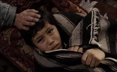 Qu'est-ce que le jeune garon a vol au dbut du film, entranant sur lui la maldiction ?