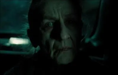 Quand la vieille dame l'attaque dans sa voiture dans le parking sous-terrain, quelle est la seule chose qu'elle n'utilise pas pour se dfendre ?