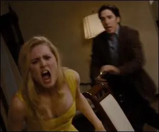 Que Christine casse-t-elle durant le repas chez la famille de son copain ?