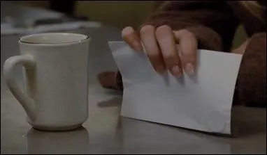 Dans quel endroit se rend elle pour essayer de refourguer le bouton maudit ?