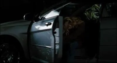 Par quel objet ayant appartenu  Mme Ganush se fait-elle attaqu ?