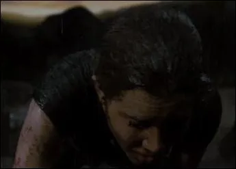 Elle manque de se noy dans la tombe assom par :