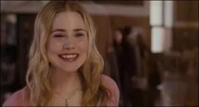 A la gare Christine dcide de se faire plaisir et de s'acheter :