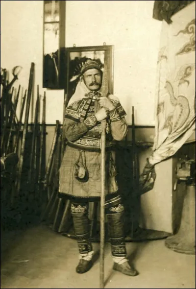 Initiant lui-même ses multiples expéditions en des terres quasiment vierges, il se lie d'amitié avec les peuples autochtones qu'il rencontre, dont les [...] de la famille toungouze.