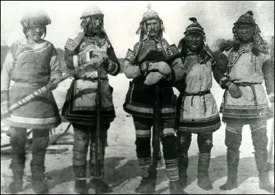 Néanmoins, les choses se gâtent à la fin des années 20 : certains scientifiques (jaloux ?) critiquent ses méthodes et il finit par ...