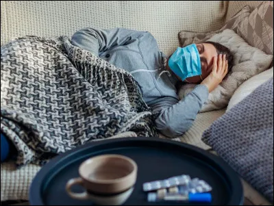 Emily est malade, et sa mère n'accepte aucune visite. Bien décidée à voir ta meilleure amie, tu l'appelles pour lui proposer de lui amener le travail de la journée, mais elle t'annonce que Maya s'en est déjà chargée en appelant une autre amie d'Emily.