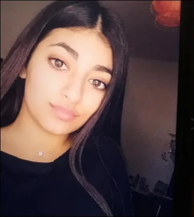 Tiens tiens... On dirait qu'il y a une nouvelle dans l'école... Et Emily semble bien lapprécier. À la cantine, elle te demande si elle peut sasseoir à côté de vous.