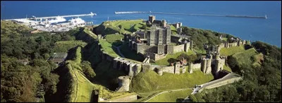 Ce château fort a été construit à la fin du XIIe siècle sur une colline dominant la mer : dans quel pays se trouve-t-il ?