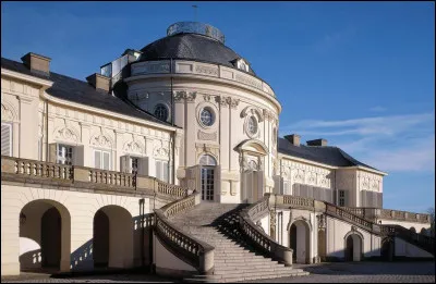 Ce château, construit au XVIIIe siècle dans le style rococo, se trouve en Italie, sur les hauteurs de la Riviera :