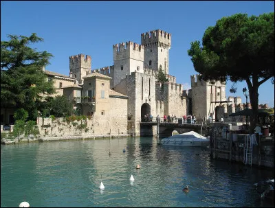 C'est encore en Italie, sur les bords du lac de Garde, que vous irez pour voir ce château :