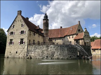 Ce château, construit au XIIIe siècle, puis pris et brûlé, reconstruit au XVIe, se trouve en Allemagne, près de Dortmund :