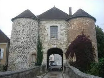 Nous sommes dans le Grand-Est, à Ervy-le-Châtel, devant la Porte Saint-Nicolas. Commune de l'arrondissement de Troyes, elle se situe dans le département ...