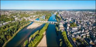 De retour en France, comment appelle-t-on les habitants de Tours ?