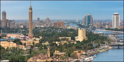 Ville la plus peuplée de mon continent. Je suis également capitale de mon pays connu pour ses très célèbres pyramides. Je suis...