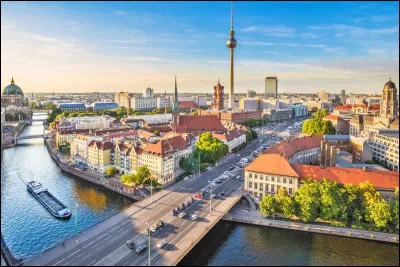 J'ai été séparée en deux durant la Seconde Guerre mondiale. Je possède la célèbre porte de Brandebourg. Je suis...