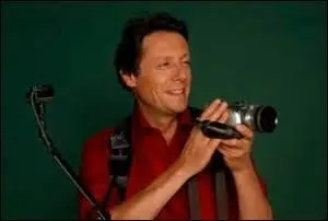 Antoine de Maximy ralise 'J'irais dormir chez vous', films TV, o, arm d'une camra, il tente de se faire inviter chez des autochtones. Quel pays a-t-il prfr (1) et jug difficile (2) ?