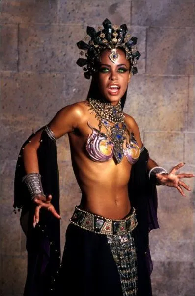 Quelle chanteuse joue dans le film 'La reines des damns' ?